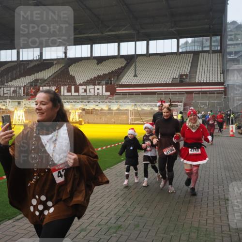 07.12.2025 - St. Pauli X-Mass-Run No. 15 Fabian Wolf http://msf.ph/oto/9371151 07.12.2025 10:06:08 Ziel 127, 148, 180, 424, 468, 676, 805, 834, 893, 967, 969, 1119, 1788, 1937, 2756, 2757, 2894, 2968, 3093, 3172, 3196, 3812, 3814, 3857, 3859, 4235, 4236, 4237, 4246, 4251, 4665, 4670, 4676 meine-sportfotos.de