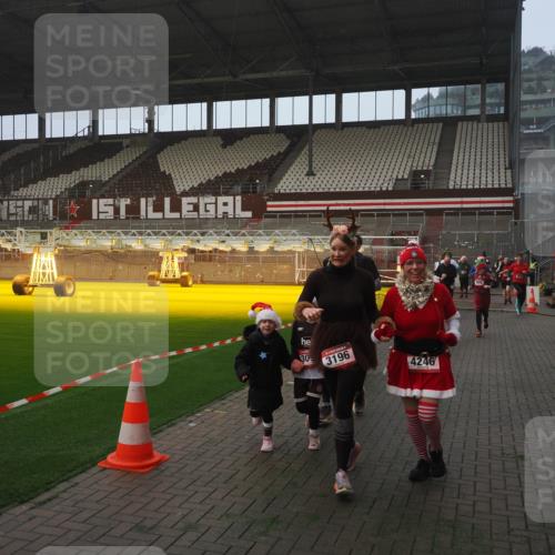 07.12.2025 - St. Pauli X-Mass-Run No. 15 Fabian Wolf http://msf.ph/oto/9371155 07.12.2025 10:06:08 Ziel 127, 148, 180, 424, 468, 676, 805, 834, 893, 967, 969, 1119, 1788, 1937, 2756, 2757, 2894, 2968, 3093, 3172, 3196, 3812, 3814, 3857, 3859, 4235, 4236, 4237, 4246, 4251, 4665, 4670, 4676 meine-sportfotos.de