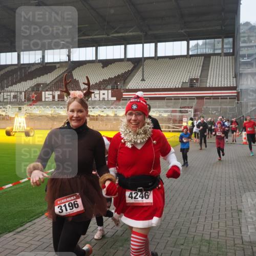 07.12.2025 - St. Pauli X-Mass-Run No. 15 Fabian Wolf http://msf.ph/oto/9371164 07.12.2025 10:06:09 Ziel 127, 148, 180, 424, 468, 676, 805, 834, 893, 967, 969, 1119, 1788, 1937, 2756, 2757, 2894, 2968, 3093, 3172, 3196, 3812, 3814, 3857, 3859, 4235, 4236, 4237, 4246, 4251, 4657, 4665, 4670, 4676, 4736, 4739 meine-sportfotos.de