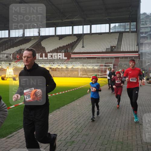 07.12.2025 - St. Pauli X-Mass-Run No. 15 Fabian Wolf http://msf.ph/oto/9371182 07.12.2025 10:06:11 Ziel 127, 148, 180, 424, 468, 676, 805, 834, 893, 967, 969, 1119, 1788, 1937, 2756, 2757, 2894, 2968, 3093, 3172, 3196, 3812, 3814, 3857, 3859, 4235, 4236, 4237, 4246, 4251, 4657, 4665, 4670, 4672, 4676, 4677, 4736, 4739 meine-sportfotos.de