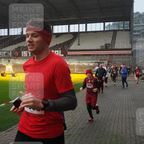 07.12.2025 - St. Pauli X-Mass-Run No. 15 Fabian Wolf http://msf.ph/oto/9371193 07.12.2025 10:06:12 Ziel 127, 148, 180, 424, 468, 805, 834, 893, 967, 969, 1119, 1788, 1937, 2756, 2757, 2894, 2968, 3093, 3172, 3196, 3812, 3814, 3857, 3859, 4235, 4236, 4237, 4246, 4251, 4657, 4665, 4670, 4672, 4676, 4677, 4736, 4739 meine-sportfotos.de