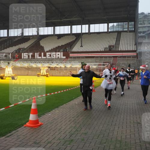 07.12.2025 - St. Pauli X-Mass-Run No. 15 Fabian Wolf http://msf.ph/oto/9371214 07.12.2025 10:06:14 Ziel 127, 148, 180, 187, 468, 805, 893, 967, 969, 1119, 1788, 1832, 1937, 2894, 2968, 3093, 3172, 3196, 3812, 3814, 3857, 3859, 4235, 4236, 4237, 4246, 4251, 4657, 4665, 4670, 4672, 4676, 4677, 4736, 4739 meine-sportfotos.de