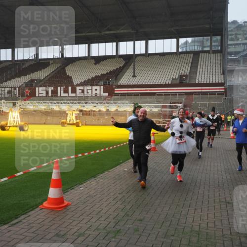 07.12.2025 - St. Pauli X-Mass-Run No. 15 Fabian Wolf http://msf.ph/oto/9371216 07.12.2025 10:06:14 Ziel 127, 148, 180, 187, 468, 805, 893, 967, 969, 1119, 1788, 1832, 1937, 2894, 2968, 3093, 3172, 3196, 3812, 3814, 3857, 3859, 4235, 4236, 4237, 4246, 4251, 4657, 4665, 4670, 4672, 4676, 4677, 4736, 4739 meine-sportfotos.de
