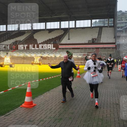 07.12.2025 - St. Pauli X-Mass-Run No. 15 Fabian Wolf http://msf.ph/oto/9371222 07.12.2025 10:06:15 Ziel 127, 148, 180, 187, 468, 893, 967, 969, 1119, 1788, 1832, 1937, 2894, 2968, 3093, 3172, 3196, 3812, 3814, 3859, 4235, 4236, 4237, 4246, 4251, 4657, 4665, 4670, 4672, 4676, 4677, 4736, 4739 meine-sportfotos.de