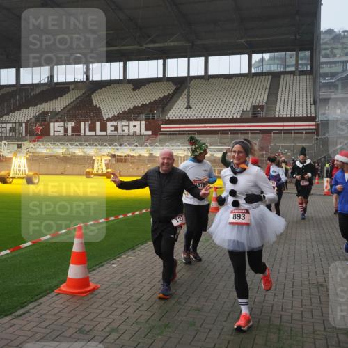 07.12.2025 - St. Pauli X-Mass-Run No. 15 Fabian Wolf http://msf.ph/oto/9371226 07.12.2025 10:06:15 Ziel 127, 148, 180, 187, 468, 893, 967, 969, 1119, 1788, 1832, 1937, 2894, 2968, 3093, 3172, 3196, 3812, 3814, 3859, 4235, 4236, 4237, 4246, 4251, 4657, 4665, 4670, 4672, 4676, 4677, 4736, 4739 meine-sportfotos.de