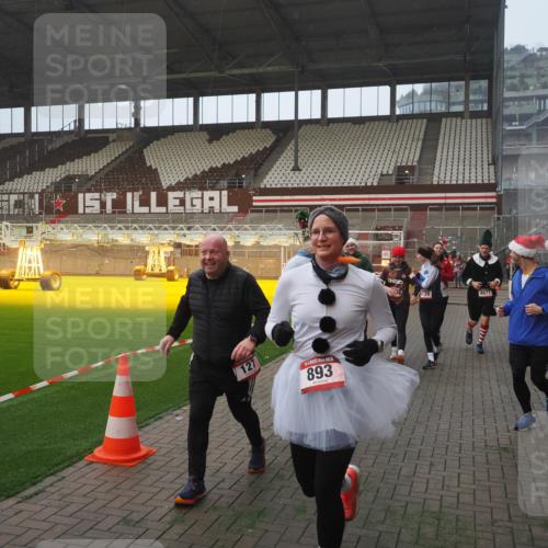 07.12.2025 - St. Pauli X-Mass-Run No. 15 Fabian Wolf http://msf.ph/oto/9371231 07.12.2025 10:06:16 Ziel 127, 148, 180, 187, 468, 893, 967, 969, 1119, 1788, 1832, 1937, 2894, 2968, 3093, 3172, 3196, 4246, 4251, 4657, 4665, 4670, 4672, 4676, 4677, 4736, 4739 meine-sportfotos.de