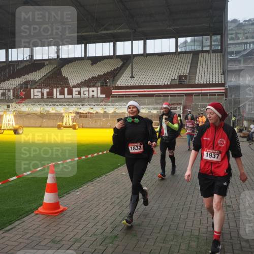07.12.2025 - St. Pauli X-Mass-Run No. 15 Fabian Wolf http://msf.ph/oto/9371288 07.12.2025 10:06:22 Ziel 34, 127, 187, 893, 967, 969, 1119, 1369, 1479, 1480, 1832, 1937, 1946, 3534, 3535, 3536, 3537, 4657, 4665, 4670, 4672, 4676, 4677, 4736, 4739 meine-sportfotos.de