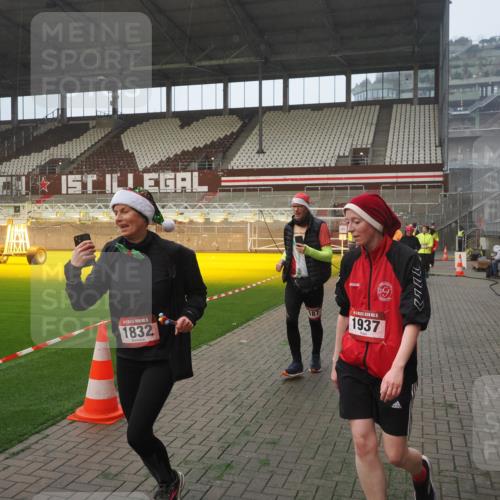07.12.2025 - St. Pauli X-Mass-Run No. 15 Fabian Wolf http://msf.ph/oto/9371295 07.12.2025 10:06:23 Ziel 34, 127, 187, 893, 967, 969, 1119, 1369, 1479, 1480, 1832, 1937, 1946, 3213, 3232, 3534, 3535, 3536, 3537, 4657, 4665, 4670, 4672, 4676, 4677, 4736, 4739 meine-sportfotos.de