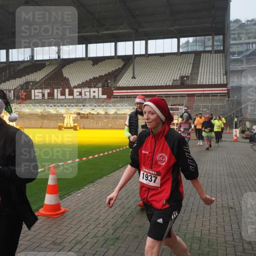 07.12.2025 - St. Pauli X-Mass-Run No. 15 Fabian Wolf http://msf.ph/oto/9371299 07.12.2025 10:06:23 Ziel 34, 127, 187, 893, 967, 969, 1119, 1369, 1479, 1480, 1832, 1937, 1946, 3213, 3232, 3534, 3535, 3536, 3537, 4657, 4665, 4670, 4672, 4676, 4677, 4736, 4739 meine-sportfotos.de