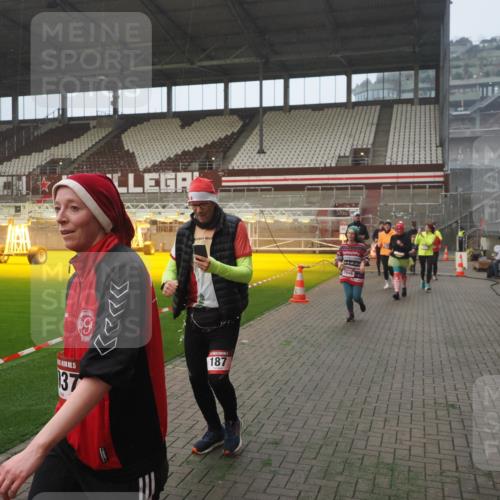 07.12.2025 - St. Pauli X-Mass-Run No. 15 Fabian Wolf http://msf.ph/oto/9371305 07.12.2025 10:06:24 Ziel 34, 127, 187, 893, 967, 969, 1119, 1369, 1479, 1480, 1832, 1937, 1946, 3213, 3232, 3534, 3535, 3536, 3537, 4657, 4665, 4670, 4672, 4676, 4677, 4736, 4739 meine-sportfotos.de