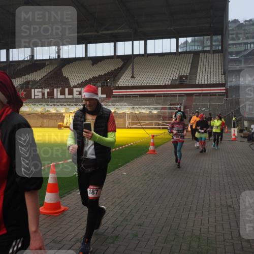 07.12.2025 - St. Pauli X-Mass-Run No. 15 Fabian Wolf http://msf.ph/oto/9371307 07.12.2025 10:06:24 Ziel 34, 127, 187, 893, 967, 969, 1119, 1369, 1479, 1480, 1832, 1937, 1946, 3213, 3232, 3534, 3535, 3536, 3537, 4657, 4665, 4670, 4672, 4676, 4677, 4736, 4739 meine-sportfotos.de