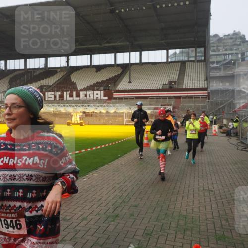 07.12.2025 - St. Pauli X-Mass-Run No. 15 Fabian Wolf http://msf.ph/oto/9371321 07.12.2025 10:06:27 Ziel 34, 187, 562, 893, 1119, 1369, 1479, 1480, 1832, 1937, 1946, 3213, 3232, 3534, 3535, 3536, 3537, 4459, 4657, 4665, 4672, 4677, 4736, 4739 meine-sportfotos.de