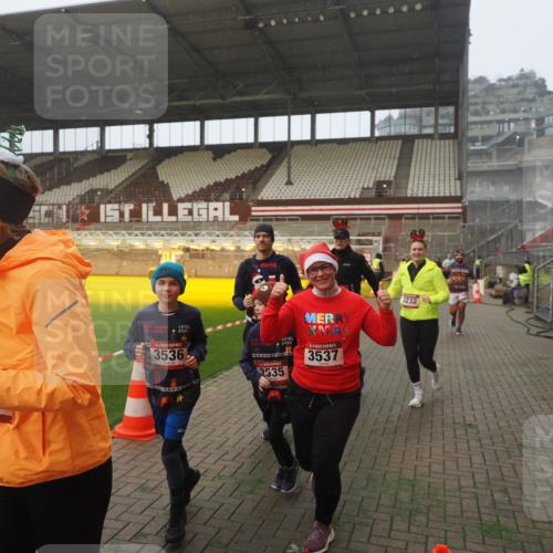 07.12.2025 - St. Pauli X-Mass-Run No. 15 Fabian Wolf http://msf.ph/oto/9371357 07.12.2025 10:06:31 Ziel 34, 150, 187, 562, 1369, 1479, 1480, 1832, 1946, 3213, 3232, 3534, 3535, 3536, 3537, 4459, 4672 meine-sportfotos.de