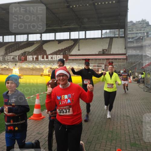 07.12.2025 - St. Pauli X-Mass-Run No. 15 Fabian Wolf http://msf.ph/oto/9371361 07.12.2025 10:06:31 Ziel 34, 150, 187, 562, 1369, 1479, 1480, 1832, 1946, 3213, 3232, 3534, 3535, 3536, 3537, 4459, 4672 meine-sportfotos.de