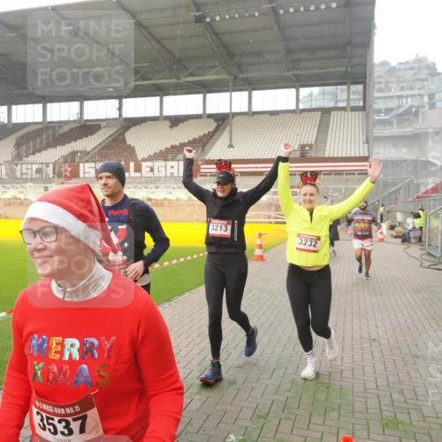 07.12.2025 - St. Pauli X-Mass-Run No. 15 Fabian Wolf http://msf.ph/oto/9371365 07.12.2025 10:06:32 Ziel 34, 150, 187, 562, 1369, 1479, 1480, 1832, 1946, 3213, 3232, 3534, 3535, 3536, 3537, 4459 meine-sportfotos.de