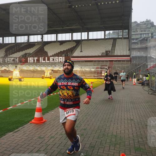 07.12.2025 - St. Pauli X-Mass-Run No. 15 Fabian Wolf http://msf.ph/oto/9371391 07.12.2025 10:06:34 Ziel 34, 150, 187, 562, 1369, 1479, 1480, 1946, 3213, 3232, 3534, 3535, 3536, 3537, 3970, 3971, 4459 meine-sportfotos.de