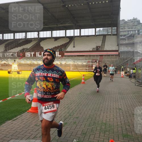 07.12.2025 - St. Pauli X-Mass-Run No. 15 Fabian Wolf http://msf.ph/oto/9371394 07.12.2025 10:06:35 Ziel 34, 150, 562, 1369, 1479, 1480, 1946, 3213, 3232, 3330, 3534, 3535, 3536, 3537, 3970, 3971, 4459 meine-sportfotos.de