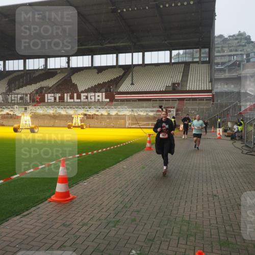 07.12.2025 - St. Pauli X-Mass-Run No. 15 Fabian Wolf http://msf.ph/oto/9371398 07.12.2025 10:06:35 Ziel 34, 150, 562, 1369, 1479, 1480, 1946, 3213, 3232, 3330, 3534, 3535, 3536, 3537, 3970, 3971, 4459 meine-sportfotos.de