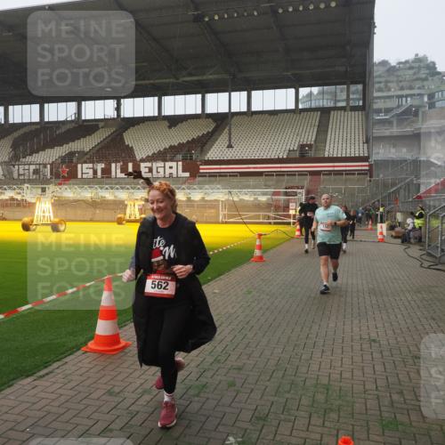 07.12.2025 - St. Pauli X-Mass-Run No. 15 Fabian Wolf http://msf.ph/oto/9371414 07.12.2025 10:06:37 Ziel 34, 150, 562, 1369, 1479, 1480, 1946, 3213, 3232, 3330, 3333, 3534, 3535, 3536, 3537, 3970, 3971, 4459 meine-sportfotos.de