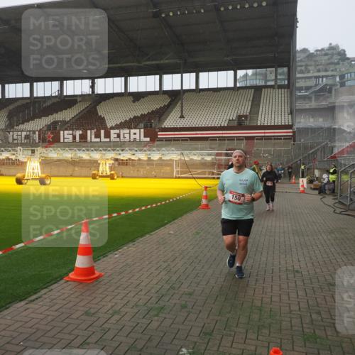 07.12.2025 - St. Pauli X-Mass-Run No. 15 Fabian Wolf http://msf.ph/oto/9371421 07.12.2025 10:06:38 Ziel 34, 150, 562, 1369, 1479, 1480, 1946, 3213, 3232, 3330, 3333, 3534, 3535, 3536, 3537, 3970, 3971, 4459 meine-sportfotos.de