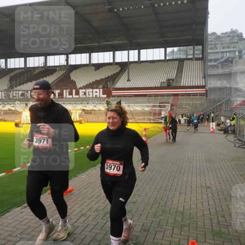 07.12.2025 - St. Pauli X-Mass-Run No. 15 Fabian Wolf http://msf.ph/oto/9371452 07.12.2025 10:06:41 Ziel 150, 562, 2129, 3213, 3232, 3330, 3333, 3534, 3535, 3536, 3537, 3970, 3971, 4459, 4735, 4738 meine-sportfotos.de