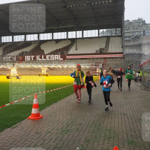 07.12.2025 - St. Pauli X-Mass-Run No. 15 Fabian Wolf http://msf.ph/oto/9371453 07.12.2025 10:06:46 Ziel 150, 217, 867, 1007, 1103, 2129, 3189, 3330, 3333, 3970, 3971, 4735, 4738 meine-sportfotos.de