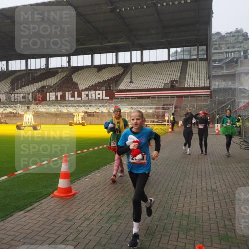 07.12.2025 - St. Pauli X-Mass-Run No. 15 Fabian Wolf http://msf.ph/oto/9371461 07.12.2025 10:06:47 Ziel 150, 217, 867, 1007, 1103, 1505, 2129, 3189, 3330, 3333, 3970, 3971, 4735, 4738 meine-sportfotos.de