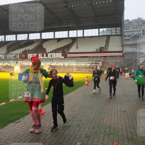 07.12.2025 - St. Pauli X-Mass-Run No. 15 Fabian Wolf http://msf.ph/oto/9371474 07.12.2025 10:06:48 Ziel 150, 217, 867, 1007, 1103, 1505, 2129, 3189, 3330, 3333, 3970, 3971, 4735, 4738 meine-sportfotos.de