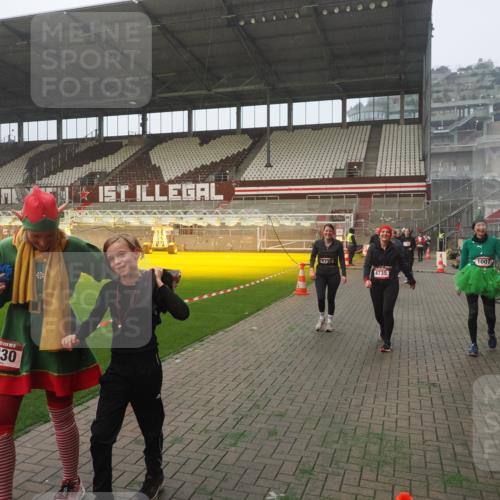 07.12.2025 - St. Pauli X-Mass-Run No. 15 Fabian Wolf http://msf.ph/oto/9371481 07.12.2025 10:06:49 Ziel 150, 217, 366, 867, 1007, 1103, 1505, 1735, 2129, 3189, 3330, 3333, 3970, 3971, 4735, 4738 meine-sportfotos.de