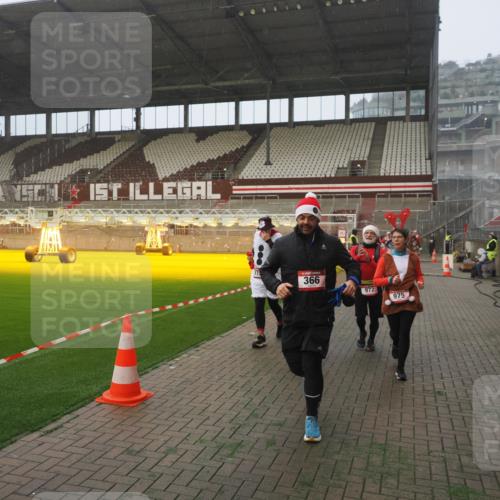 07.12.2025 - St. Pauli X-Mass-Run No. 15 Fabian Wolf http://msf.ph/oto/9371527 07.12.2025 10:06:58 Ziel 217, 366, 421, 792, 867, 972, 975, 1007, 1103, 1505, 1572, 1735, 1736, 2129, 3189, 4354, 4735, 4738 meine-sportfotos.de