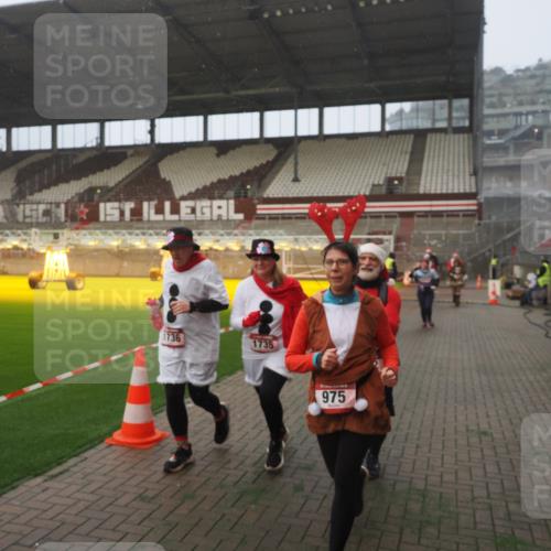 07.12.2025 - St. Pauli X-Mass-Run No. 15 Fabian Wolf http://msf.ph/oto/9371541 07.12.2025 10:06:59 Ziel 217, 366, 421, 792, 867, 972, 975, 1007, 1103, 1505, 1572, 1735, 1736, 2129, 3189, 3945, 4354, 4735, 4738 meine-sportfotos.de