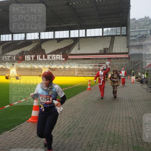07.12.2025 - St. Pauli X-Mass-Run No. 15 Fabian Wolf http://msf.ph/oto/9371566 07.12.2025 10:07:04 Ziel 217, 366, 421, 792, 867, 972, 975, 1103, 1505, 1572, 1735, 1736, 3189, 3414, 3945, 4354 meine-sportfotos.de