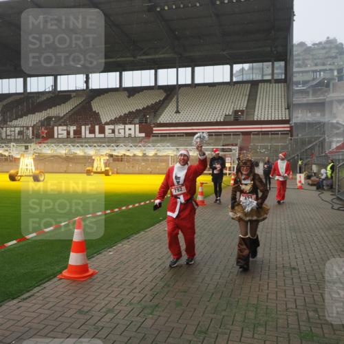 07.12.2025 - St. Pauli X-Mass-Run No. 15 Fabian Wolf http://msf.ph/oto/9371580 07.12.2025 10:07:05 Ziel 217, 366, 421, 792, 972, 975, 1103, 1505, 1572, 1735, 1736, 3189, 3414, 3945, 4354 meine-sportfotos.de