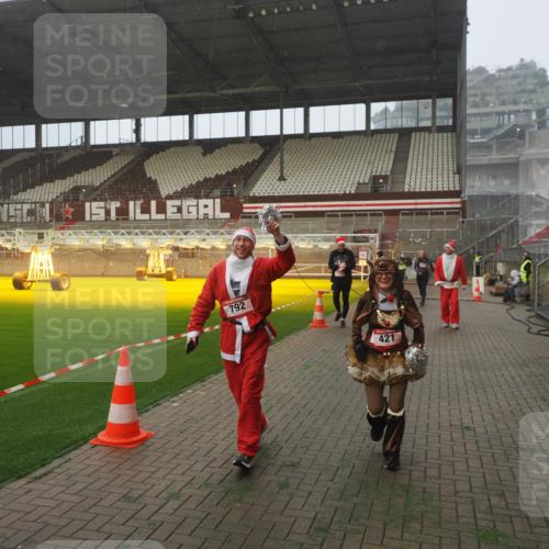 07.12.2025 - St. Pauli X-Mass-Run No. 15 Fabian Wolf http://msf.ph/oto/9371582 07.12.2025 10:07:06 Ziel 217, 366, 421, 792, 972, 975, 1103, 1505, 1572, 1735, 1736, 3414, 3945, 4354 meine-sportfotos.de