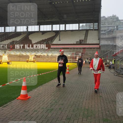07.12.2025 - St. Pauli X-Mass-Run No. 15 Fabian Wolf http://msf.ph/oto/9371599 07.12.2025 10:07:10 Ziel 421, 792, 972, 975, 1572, 1736, 2983, 3414, 3945, 4354 meine-sportfotos.de