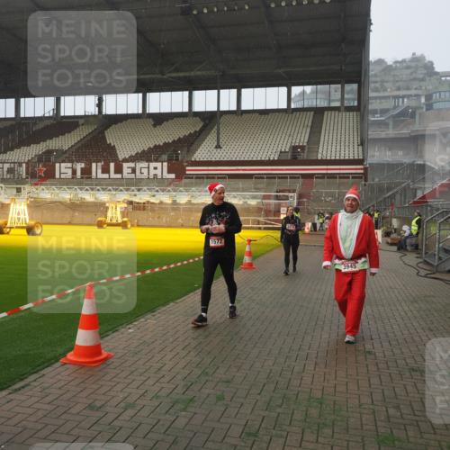 07.12.2025 - St. Pauli X-Mass-Run No. 15 Fabian Wolf http://msf.ph/oto/9371601 07.12.2025 10:07:10 Ziel 421, 792, 972, 975, 1572, 1736, 2983, 3414, 3945, 4354 meine-sportfotos.de