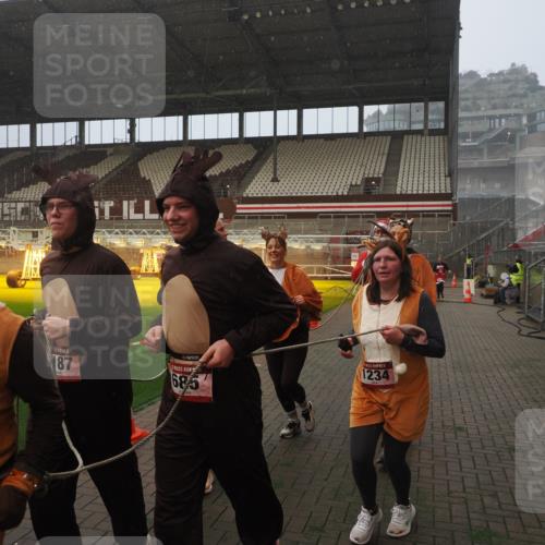 07.12.2025 - St. Pauli X-Mass-Run No. 15 Fabian Wolf http://msf.ph/oto/9371718 07.12.2025 10:07:28 Ziel 256, 265, 272, 517, 657, 685, 716, 767, 1187, 1234, 1543, 2983, 3003 meine-sportfotos.de