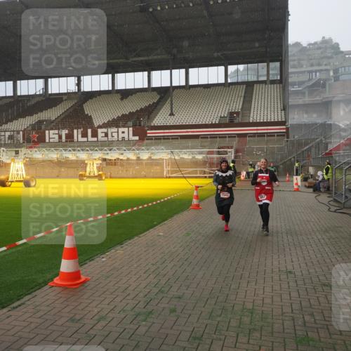 07.12.2025 - St. Pauli X-Mass-Run No. 15 Fabian Wolf http://msf.ph/oto/9371736 07.12.2025 10:07:33 Ziel 256, 265, 272, 517, 657, 685, 716, 767, 1187, 1234, 1447, 1449, 1543, 3003 meine-sportfotos.de