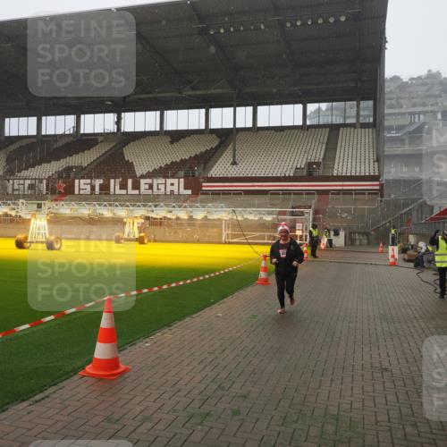 07.12.2025 - St. Pauli X-Mass-Run No. 15 Fabian Wolf http://msf.ph/oto/9371775 07.12.2025 10:07:47 Ziel 1447, 1449, 1905 meine-sportfotos.de
