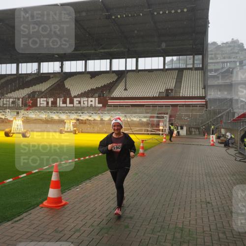 07.12.2025 - St. Pauli X-Mass-Run No. 15 Fabian Wolf http://msf.ph/oto/9371784 07.12.2025 10:07:49 Ziel 1447, 1449, 1905 meine-sportfotos.de