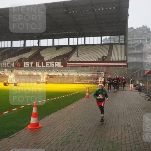 07.12.2025 - St. Pauli X-Mass-Run No. 15 Fabian Wolf http://msf.ph/oto/9371794 07.12.2025 10:07:58 Ziel 1905, 3627, 3628, 4231, 4623, 4624, 4626, 4734, 4737, 4740 meine-sportfotos.de
