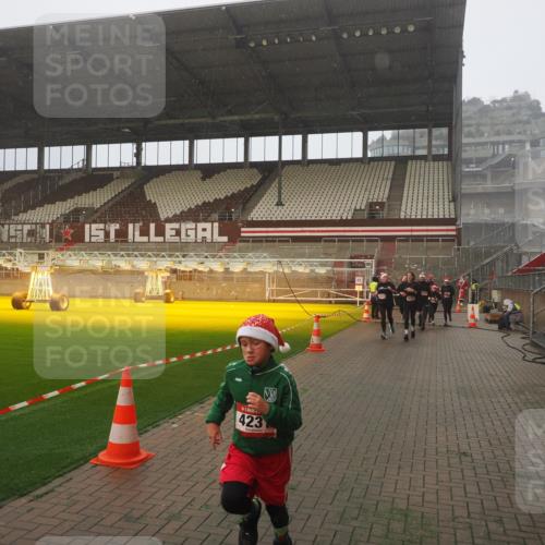 07.12.2025 - St. Pauli X-Mass-Run No. 15 Fabian Wolf http://msf.ph/oto/9371802 07.12.2025 10:07:59 Ziel 1905, 3627, 3628, 4231, 4623, 4624, 4626, 4734, 4737, 4740 meine-sportfotos.de