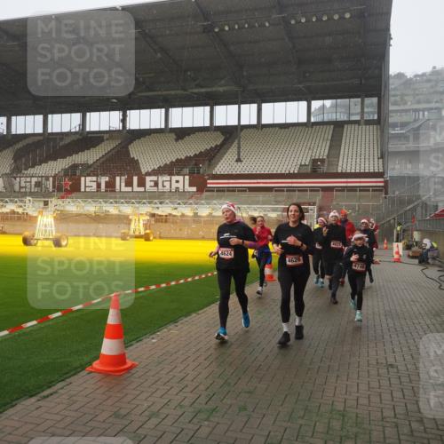 07.12.2025 - St. Pauli X-Mass-Run No. 15 Fabian Wolf http://msf.ph/oto/9371810 07.12.2025 10:08:03 Ziel 2691, 2692, 3627, 3628, 4231, 4623, 4624, 4626, 4734, 4737, 4740 meine-sportfotos.de