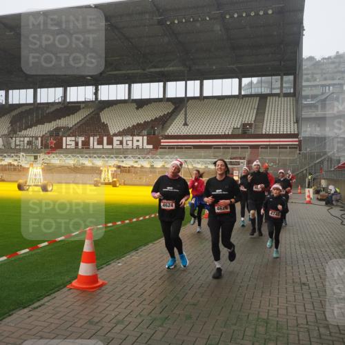 07.12.2025 - St. Pauli X-Mass-Run No. 15 Fabian Wolf http://msf.ph/oto/9371812 07.12.2025 10:08:03 Ziel 2691, 2692, 3627, 3628, 4231, 4623, 4624, 4626, 4734, 4737, 4740 meine-sportfotos.de