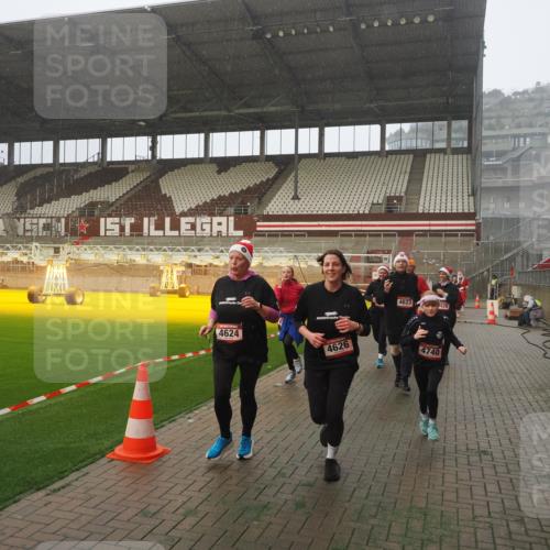 07.12.2025 - St. Pauli X-Mass-Run No. 15 Fabian Wolf http://msf.ph/oto/9371816 07.12.2025 10:08:03 Ziel 2691, 2692, 3627, 3628, 4231, 4623, 4624, 4626, 4734, 4737, 4740 meine-sportfotos.de