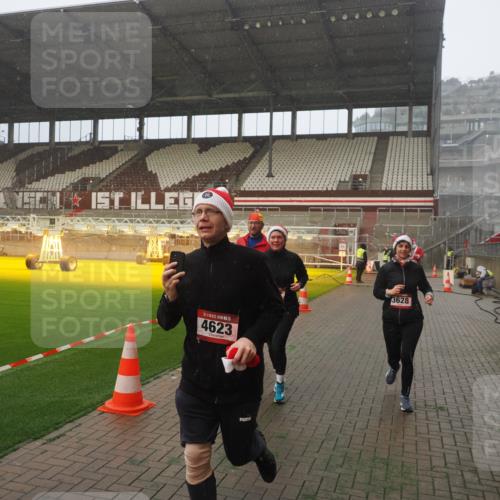 07.12.2025 - St. Pauli X-Mass-Run No. 15 Fabian Wolf http://msf.ph/oto/9371833 07.12.2025 10:08:05 Ziel 2691, 2692, 3627, 3628, 4231, 4623, 4624, 4626, 4734, 4737, 4740 meine-sportfotos.de