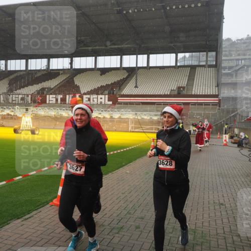 07.12.2025 - St. Pauli X-Mass-Run No. 15 Fabian Wolf http://msf.ph/oto/9371843 07.12.2025 10:08:06 Ziel 2691, 2692, 3627, 3628, 4231, 4623, 4624, 4626, 4734, 4737, 4740 meine-sportfotos.de