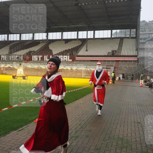 07.12.2025 - St. Pauli X-Mass-Run No. 15 Fabian Wolf http://msf.ph/oto/9371862 07.12.2025 10:08:12 Ziel 2691, 2692, 3627, 3628, 4231, 4623, 4624, 4626, 4734, 4737, 4740 meine-sportfotos.de