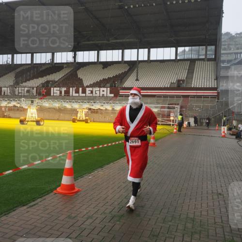 07.12.2025 - St. Pauli X-Mass-Run No. 15 Fabian Wolf http://msf.ph/oto/9371867 07.12.2025 10:08:12 Ziel 2691, 2692, 3627, 3628, 4231, 4623, 4624, 4626, 4734, 4737, 4740 meine-sportfotos.de