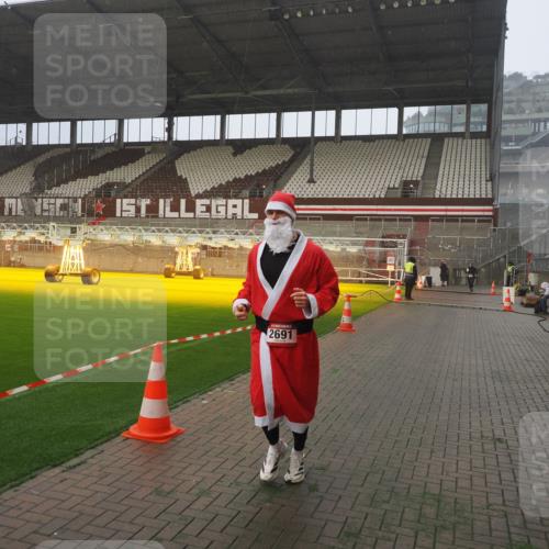07.12.2025 - St. Pauli X-Mass-Run No. 15 Fabian Wolf http://msf.ph/oto/9371869 07.12.2025 10:08:12 Ziel 2691, 2692, 3627, 3628, 4231, 4623, 4624, 4626, 4734, 4737, 4740 meine-sportfotos.de